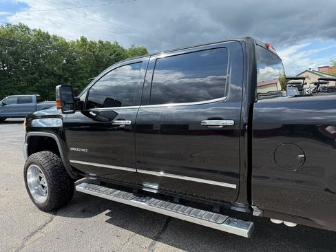 Used 2016 GMC Sierra 2500 SLT w/ Duramax Plus Package AWD/4WD image 8