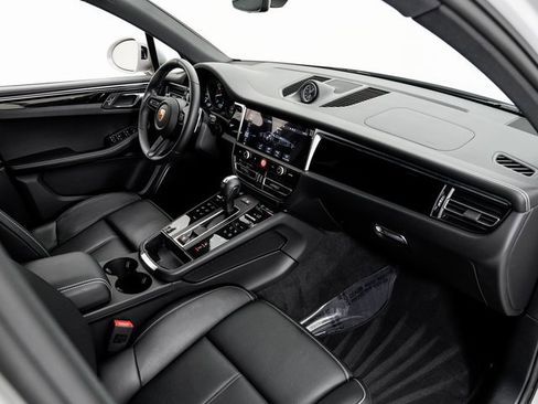 Used 2025 Porsche Macan image 24