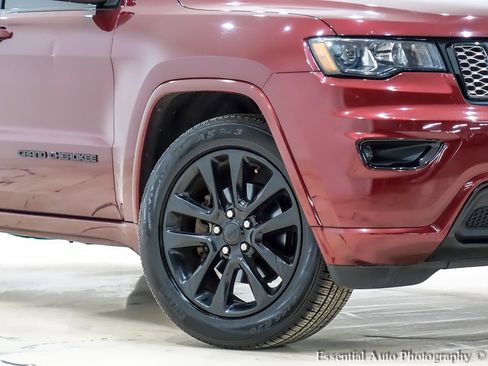 Used 2017 Jeep Grand Cherokee Altitude image 3