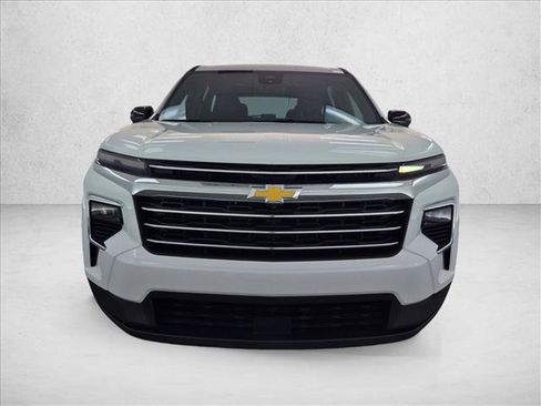 Used 2024 Chevrolet Traverse LT FWD image 2