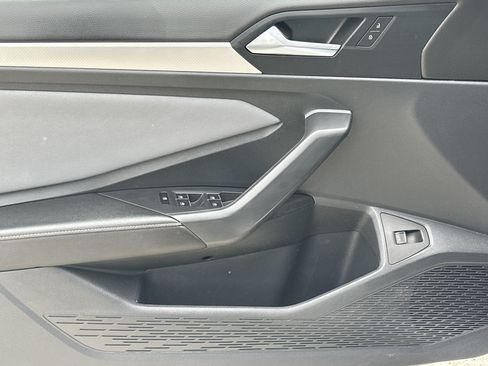 Used 2025 Volkswagen Jetta SE FWD image 10