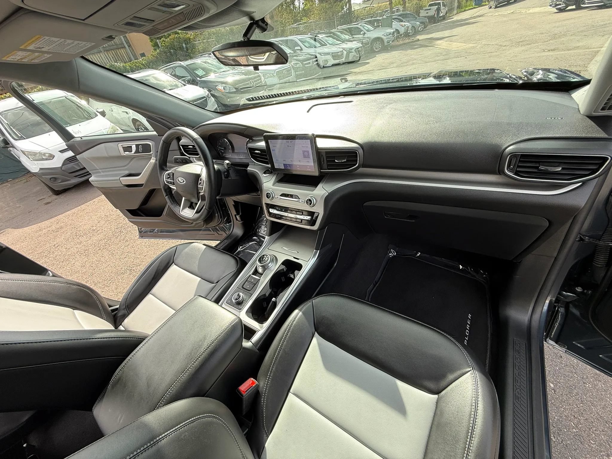 Used 2022 Ford Explorer XLT w/ Equipment Group 202A AWD/4WD image 22