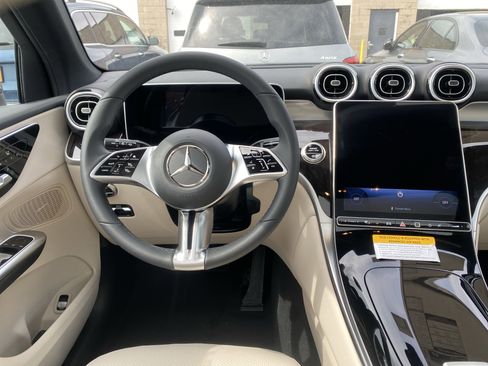 Used 2025 Mercedes-Benz GLC 300 4MATIC image 16