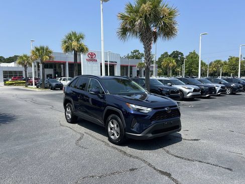 Used 2022 Toyota RAV4 XLE w/ Convenience Package FWD image 2