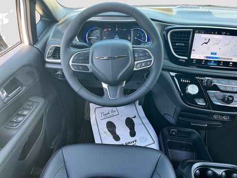 New 2025 Chrysler Pacifica Select image 33