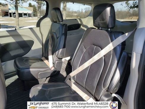 Used 2020 Chrysler Pacifica Limited image 25