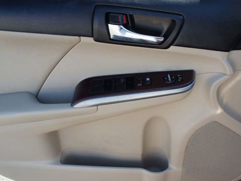 Used 2012 Toyota Camry XLE w/ Leather Pkg image 19