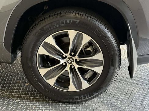 Used 2024 Toyota Highlander XLE AWD/4WD image 13