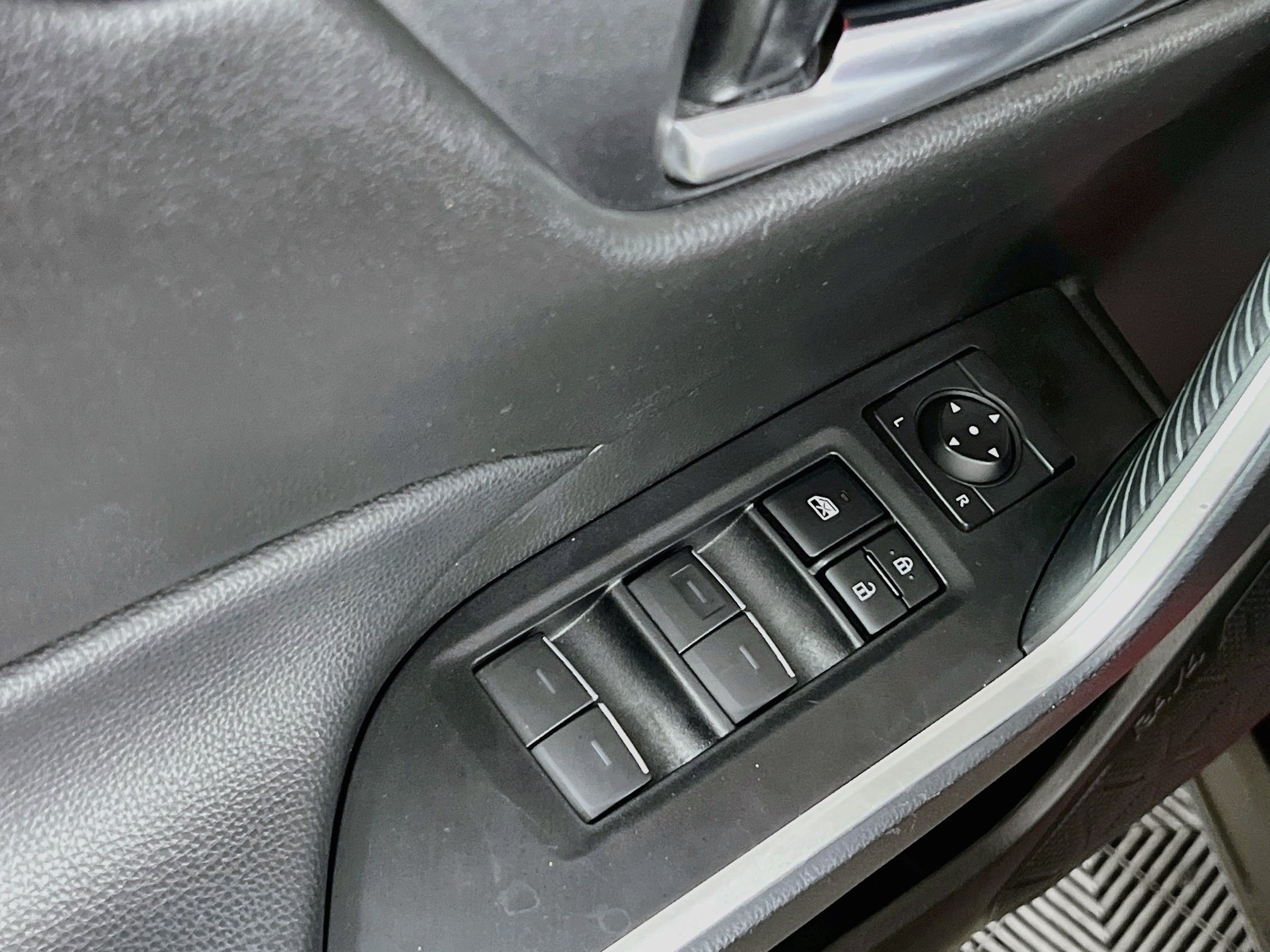 Used 2025 Toyota RAV4 XLE FWD image 17