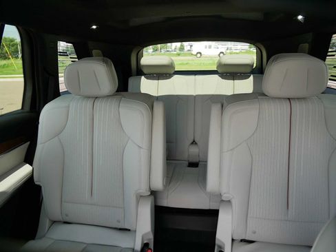 Used 2026 Cadillac Vistiq Luxury w/ LPO, Floor Liner Package AWD/4WD image 11