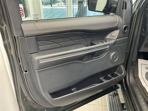 Used 2022 Ford Expedition Platinum AWD/4WD image 8