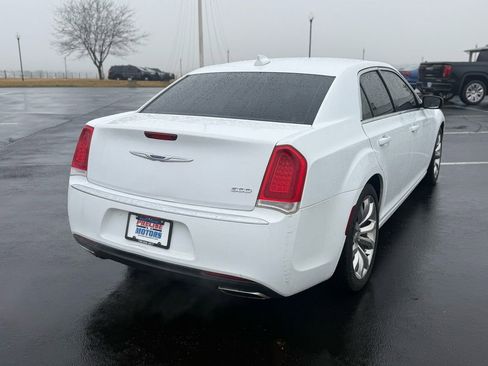 Used 2019 Chrysler 300 Touring w/ Chrome Appearance Package image 5