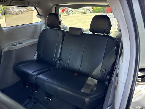 Used 2011 Toyota Sienna SE w/ Preferred Pkg FWD image 19