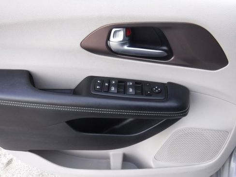 Certified 2020 Chrysler Voyager L image 13