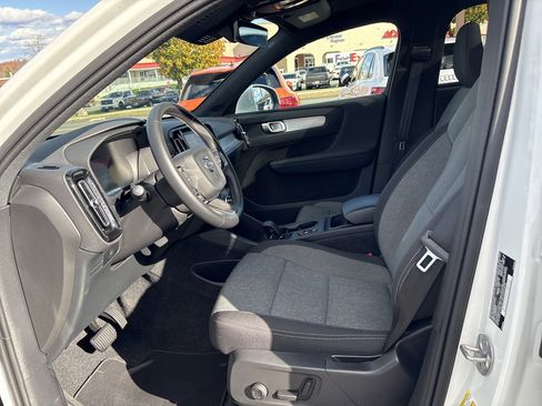 Certified 2025 Volvo XC40 B5 Core image 6