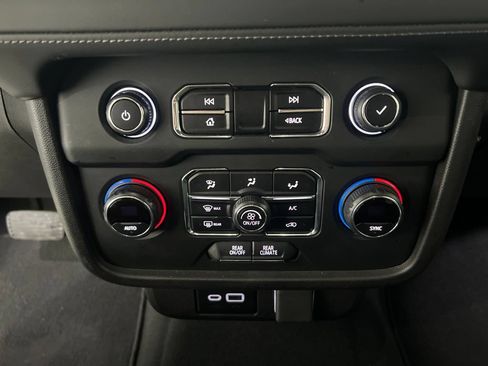Used 2021 Chevrolet Suburban LS AWD/4WD image 16