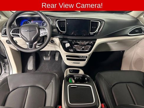 Used 2024 Chrysler Pacifica Touring-L FWD image 8