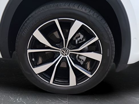 Certified 2024 Volkswagen Atlas Cross Sport SEL Premium R-Line AWD/4WD image 10