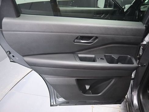 Used 2025 Nissan Pathfinder SV FWD image 32
