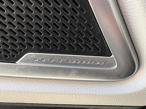 Used 2023 Kia Telluride EX w/ EX Captain's Chair Package image 17