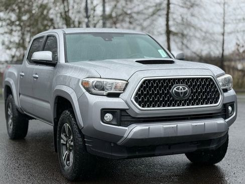 Used 2018 Toyota Tacoma TRD Sport w/ Technology Package image 7