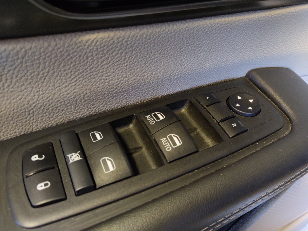 Used 2024 Chrysler Pacifica Touring-L FWD image 27