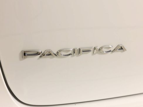 Used 2024 Chrysler Pacifica Limited FWD image 45