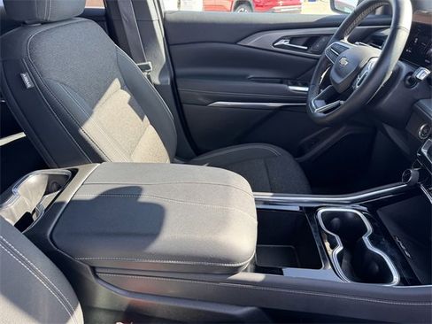 Used 2025 Chevrolet Traverse LT image 7