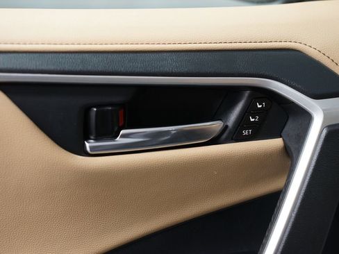 Certified 2020 Toyota RAV4 Limited image 33