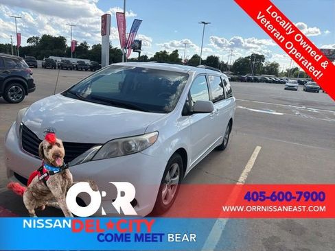 Used 2012 Toyota Sienna LE w/ Towing Pkg FWD image 2