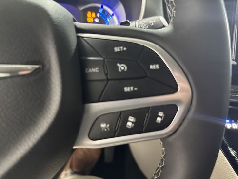 Used 2024 Chrysler Pacifica Select image 17