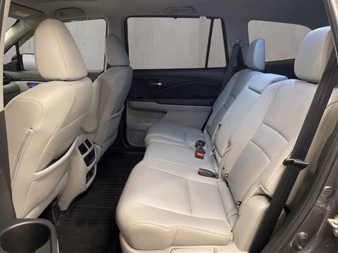 Used 2018 Honda Pilot Touring image 9