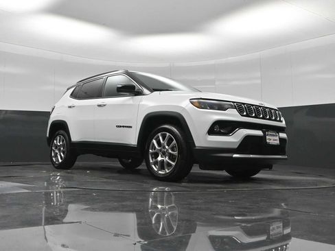 Used 2025 Jeep Compass Limited AWD/4WD image 18