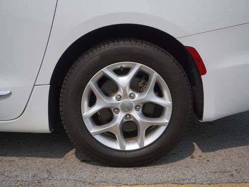 Used 2020 Chrysler Pacifica Touring-L Plus w/ Tire & Wheel Group FWD image 11