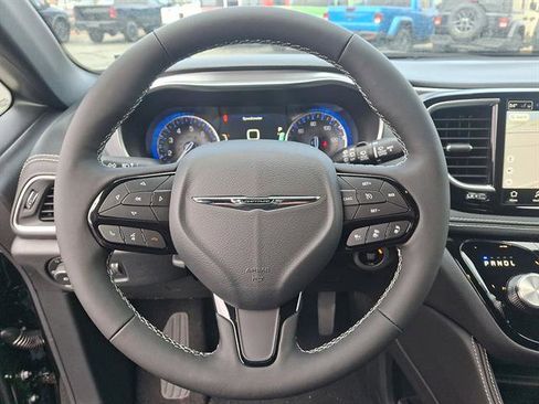 New 2026 Chrysler Pacifica Limited image 17