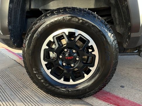 Used 2025 Toyota Tacoma TRD Off-Road image 9