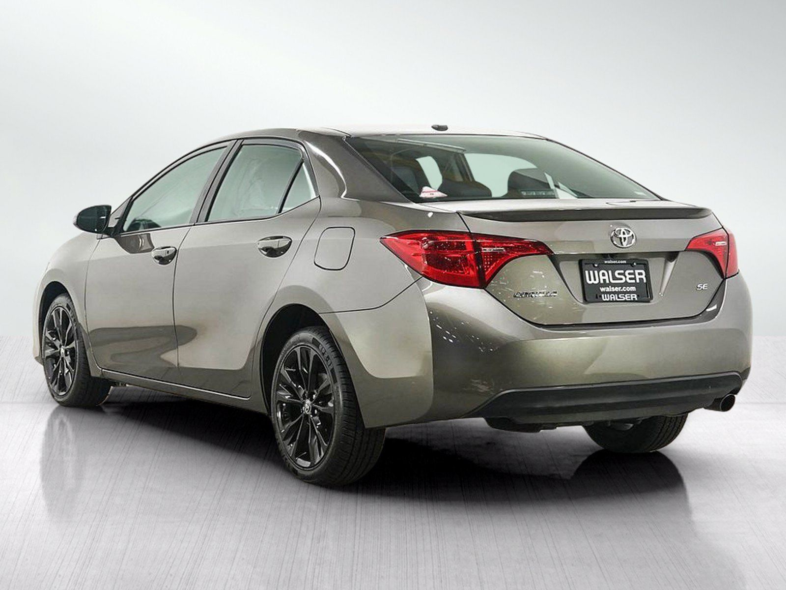 Used 2018 Toyota Corolla SE w/ SE Premium Package FWD image 3