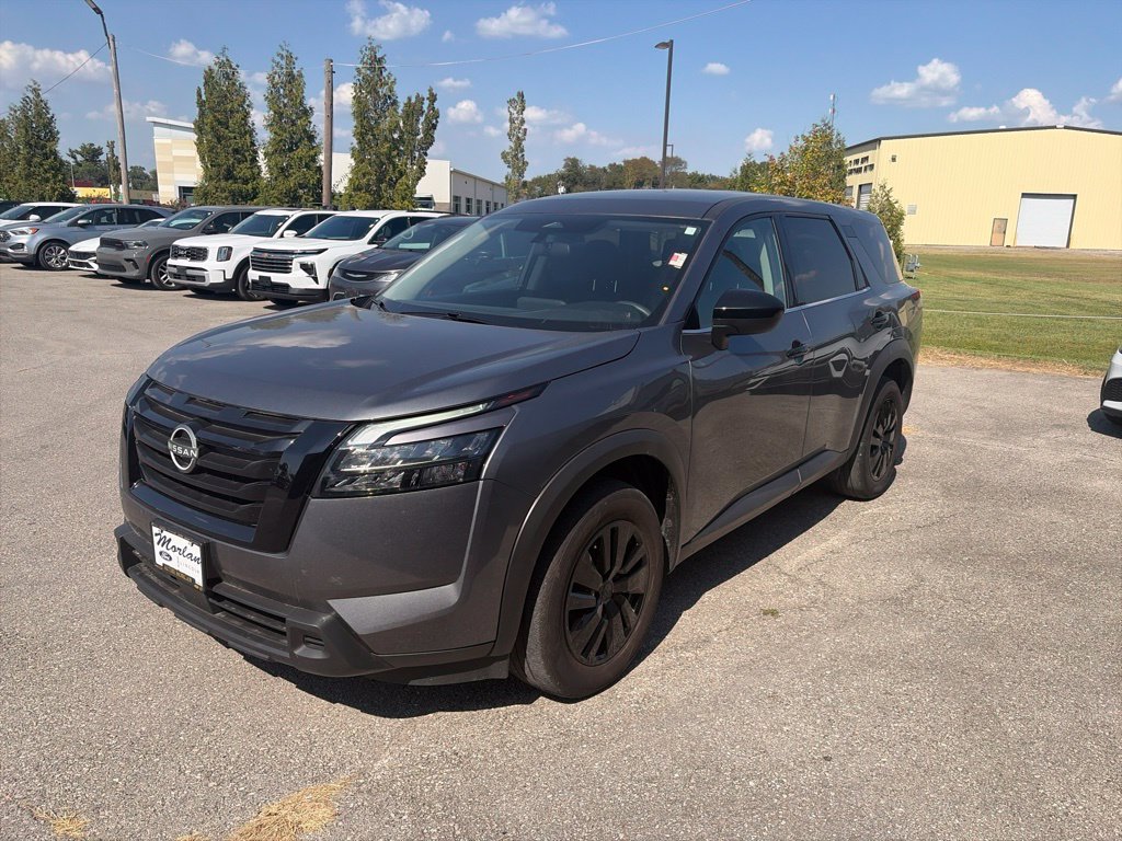 Used 2025 Nissan Pathfinder S AWD/4WD image 2