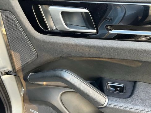 Used 2020 Porsche Cayenne S image 19