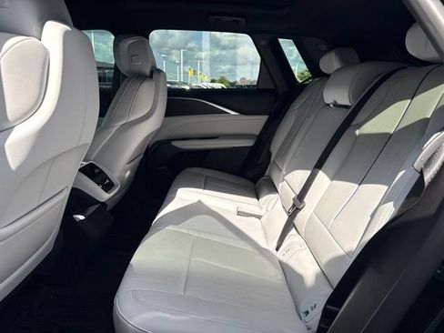 Used 2025 Cadillac Lyriq Luxury AWD/4WD image 9