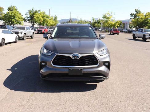 Used 2021 Toyota Highlander XLE AWD/4WD image 2