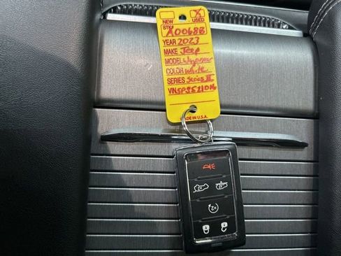 Used 2023 Jeep Wagoneer Series II w/ Convenience Group I image 17