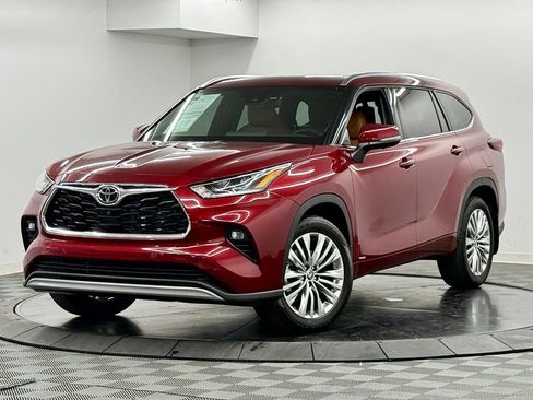 Used 2026 Toyota Highlander Platinum image 2