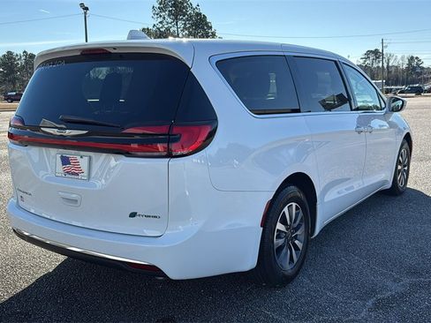 Used 2022 Chrysler Pacifica Touring-L image 8