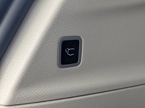 Used 2024 Chrysler Pacifica Touring-L image 30