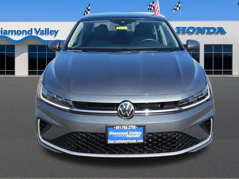 Used 2025 Volkswagen Jetta SE image 2