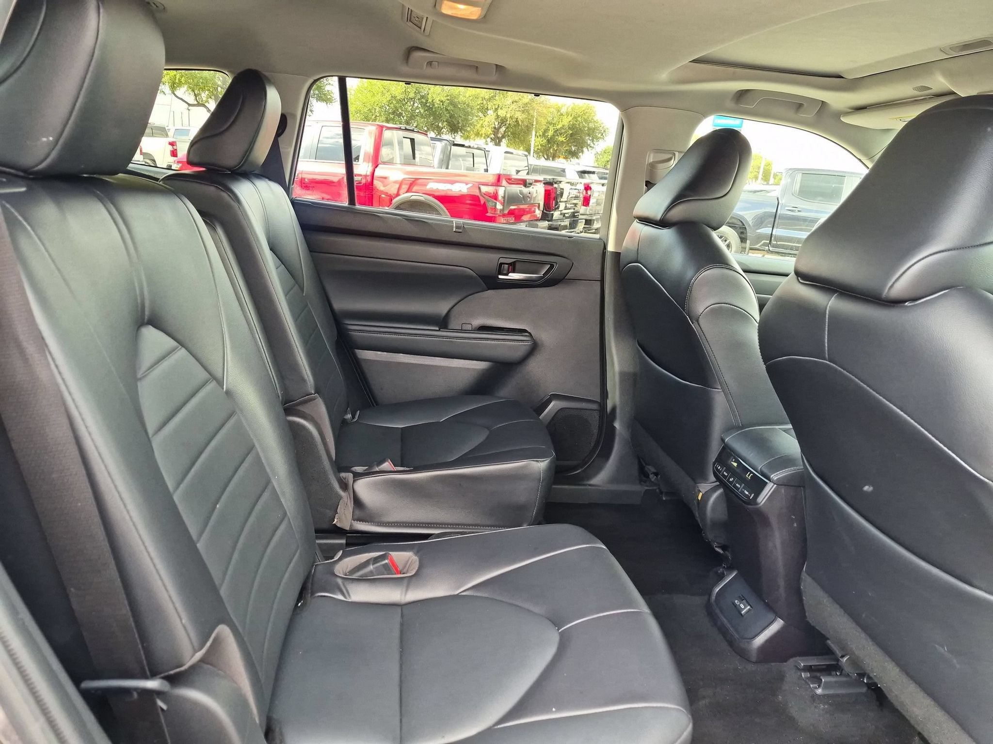 Used 2022 Toyota Highlander XLE FWD image 28