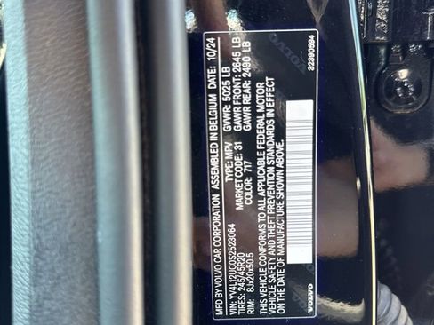 Certified 2025 Volvo XC40 B5 Plus AWD/4WD image 30