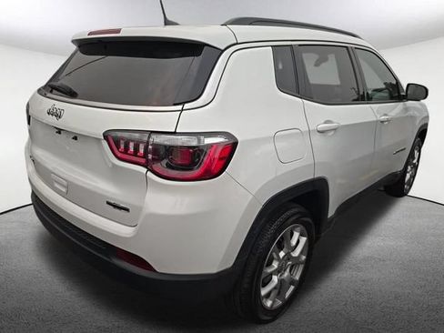 Used 2022 Jeep Compass Latitude w/ Sun and Sound Group AWD/4WD image 2