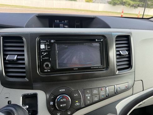 Used 2013 Toyota Sienna SE FWD image 21